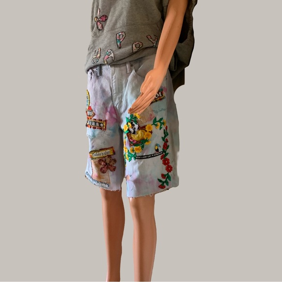 IT AIN’T BEIGE- Distressed and dyed cut-off shorts with patches - Picture 4 of 10